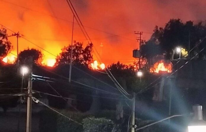 Fuerte incendio en terreno baldío de Coacalco moviliza a equipos de emergencia