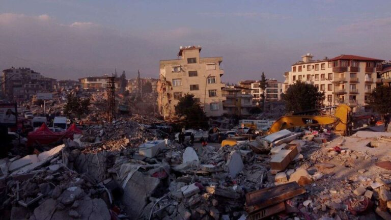 Mas de 33 mil muertos por sismo en Turquía y Siria