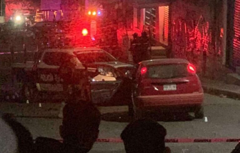 Policías abaten a conductor de auto tras balacera en Ixtapaluca