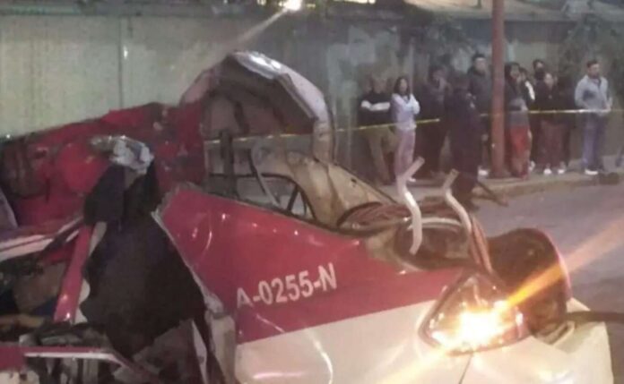 Taxi de la CDMX choca contra árbol, 5 muertos