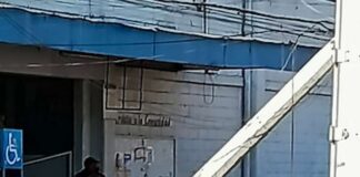 Tráiler derriba poste en calles de Coacalco y deja sin luz a colonia