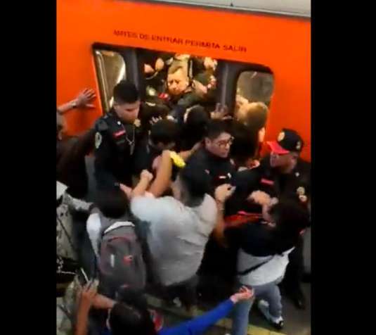 Trifulca en el Metro Cdmx Policías y ambulantes se dan con todo
