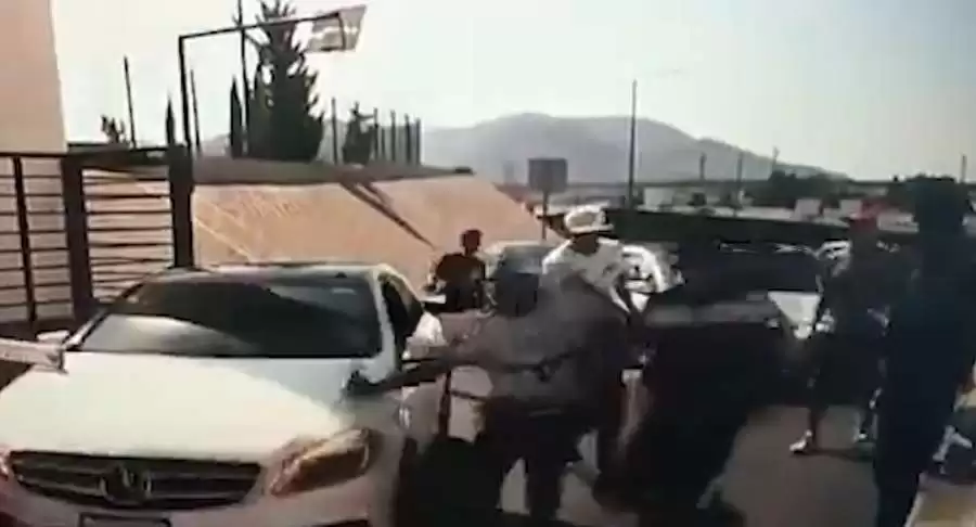Así monta choques destrozan auto e intentan extorsionar a un hombre en Ecatepec