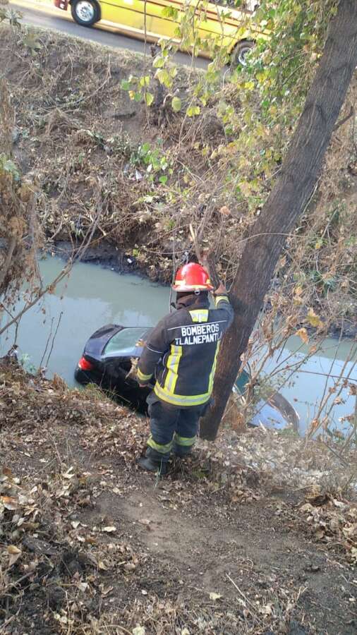 Conductor ebrio pierde el control de su auto y cae en canal de aguas negras en Tlalnepantla 2