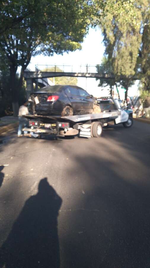 Conductor ebrio pierde el control de su auto y cae en canal de aguas negras en Tlalnepantla 4