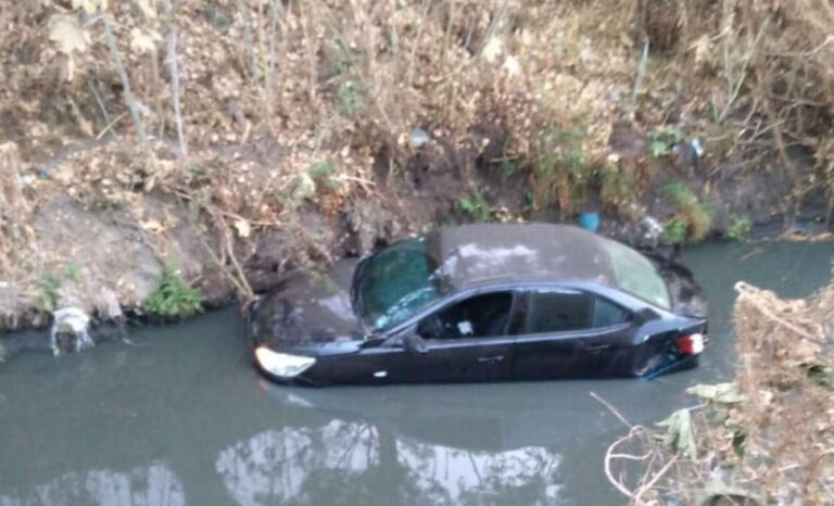 Conductor ebrio pierde el control de su auto y cae en canal de aguas negras en Tlalnepantla