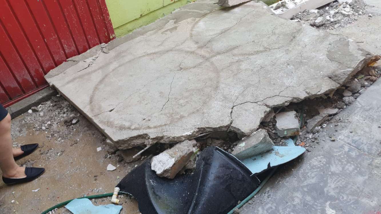 Mujer termina abajo de losa al colapsar Jardín de Niños de Ecatepec