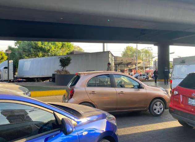 Se reporta trailer atorado debajo de puente en Coacalco 1