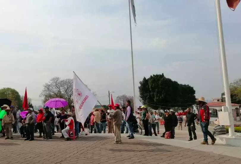 Trabajadores de Coacalco se manifiestan contra el presidente municipal, exigen cumpla sus compromisos