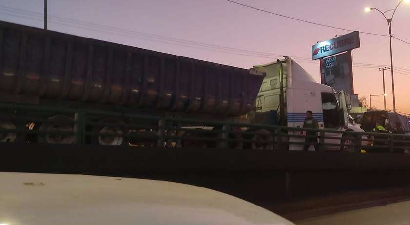 Trailer descompuesto causa caos en puente vehicular de Coacalco 1