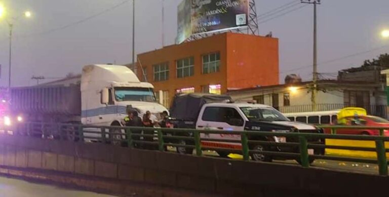 Trailer descompuesto causa caos en puente vehicular de Coacalco