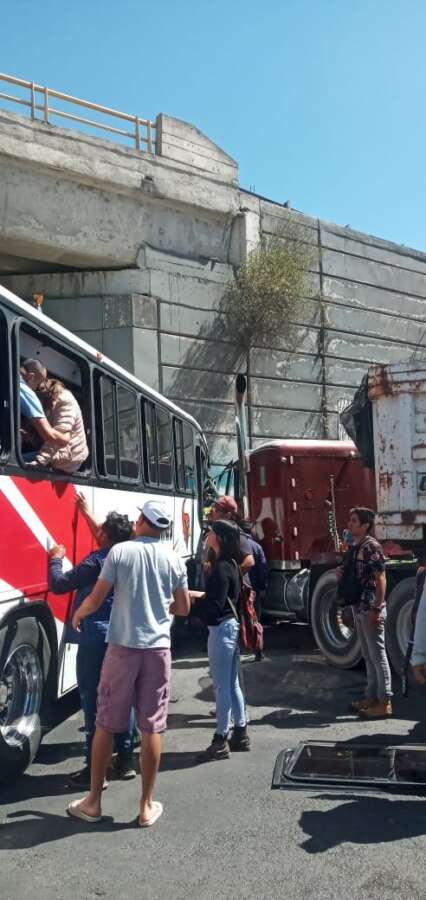 Varias personas lesionadas tras choque entre camión y autobús en Chalco 2