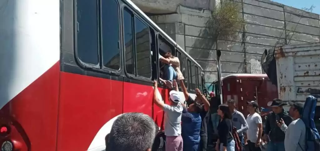 Varias personas lesionadas tras choque entre camión y autobús en Chalco