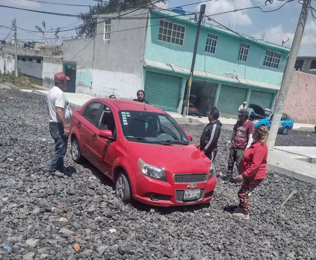 Vehículos quedan atascados en Chalco por obras fallidas