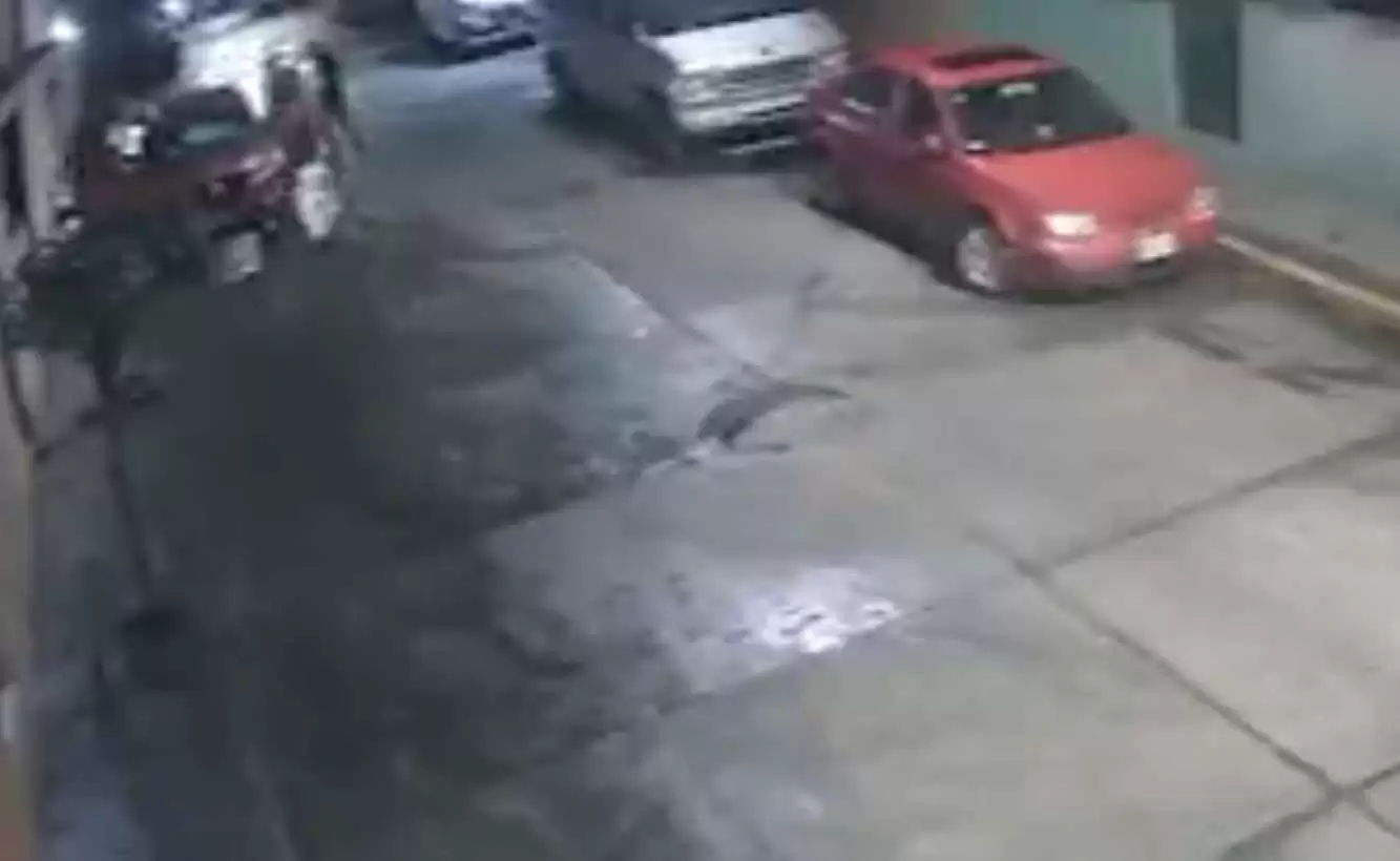 A metros del ayuntamiento de Naucalpan así roban camioneta