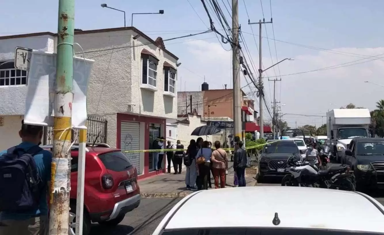Asesinan a una mujer a balazos dentro de una local en Nezahualcóyotl
