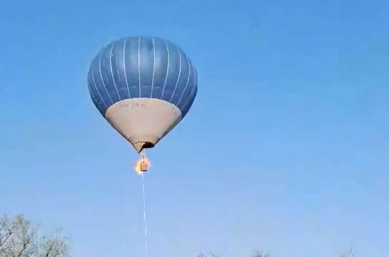 Así graban pleno vuelo incendio de globo aerostático en Teotihuacán; dos personas fallecen