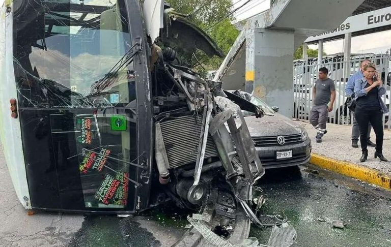 Autobús choca y cae sobre auto en Tlalnepantla
