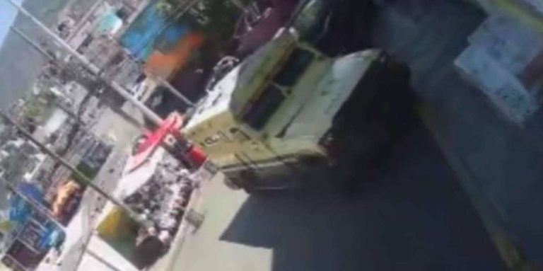 Camioneta de valores aplasta a un hombre en puesto de Tlalnepantla