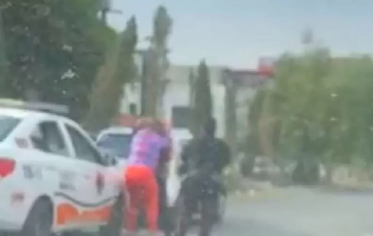 Doñita se le va con todo a mujer policia en calles de Neza