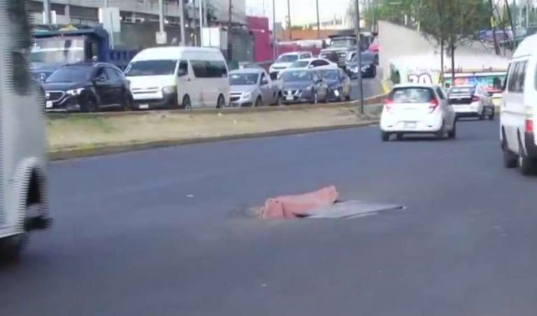 Enorme bache afecta a los automovilistas en Naucalpan