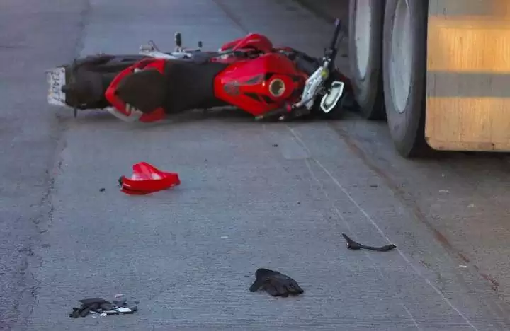 Motociclista procedente de Coacalco es arrollado por tráiler