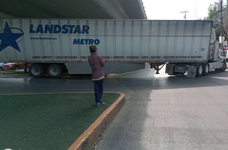 Otra vez trailer atorado en puente vehicular en Coacalco