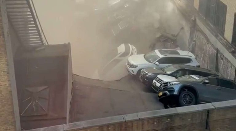 Se desploma estacionamiento en Nueva York, hay personas atrapadas
