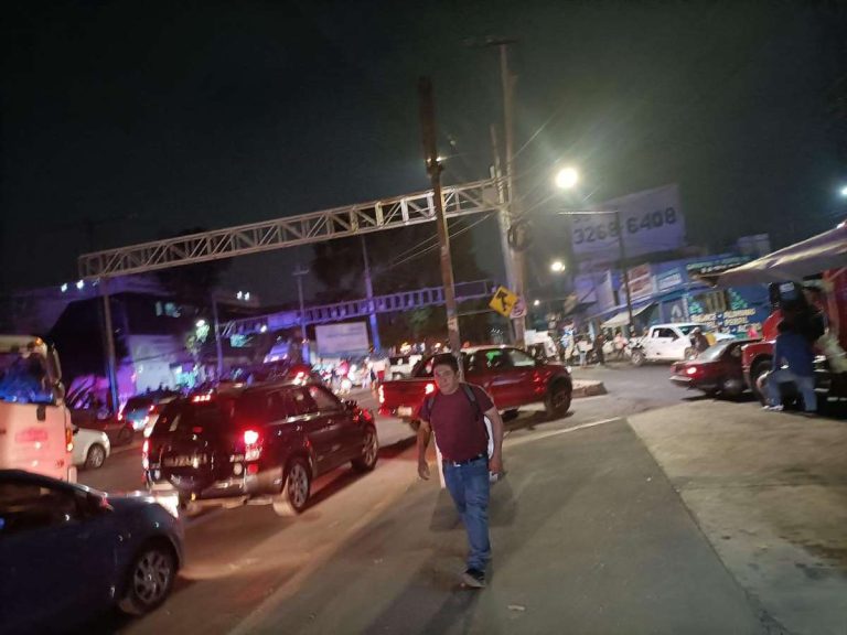 Caos vial sobre la vialidad Lopez Portillo por bloqueo