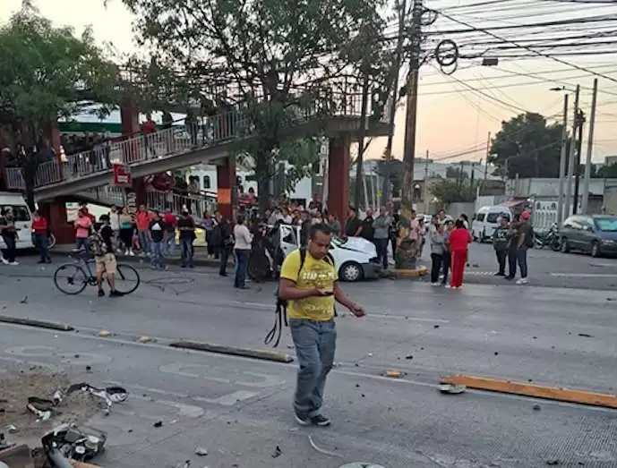 Fuerte accidente bloquea la vialidad López Portillo