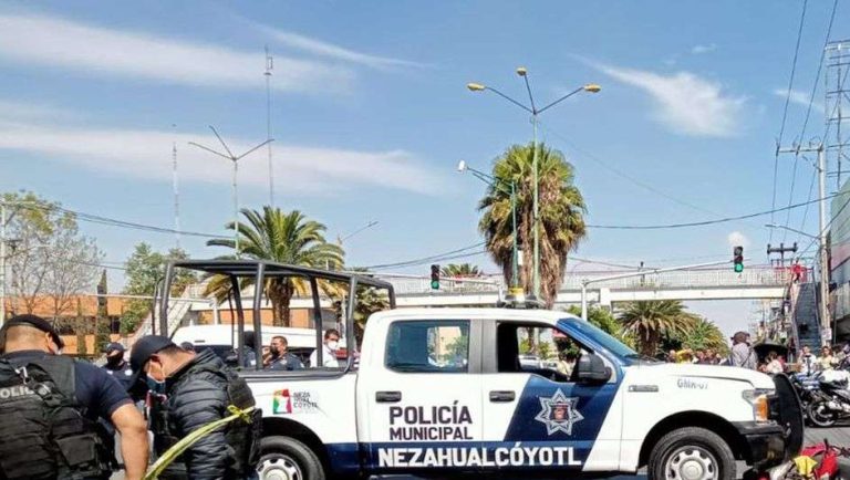 Hombre pierde la vida prensado por su auto en Nezahualcóyotl