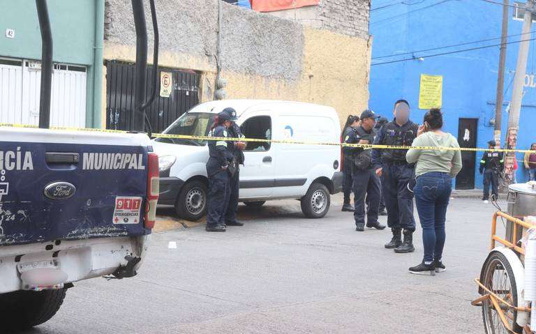 Motosicarios ejecutan a un hombre dentro de una barbería en Neza
