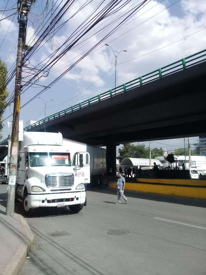 OTRA VEZ! Un trailer atorado bajo el puente Juan Pablo II 1