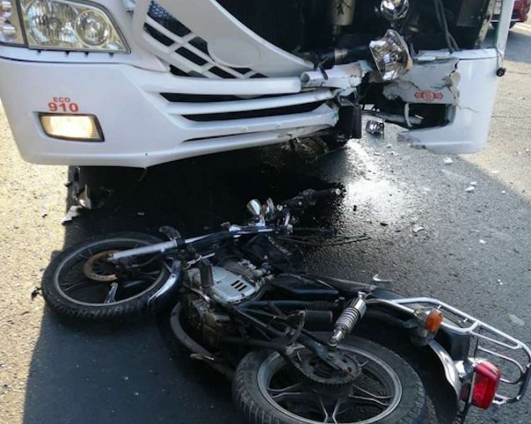 Pareja de motociclistas en sentido contrario es embestido contra un camión en Naucalpan