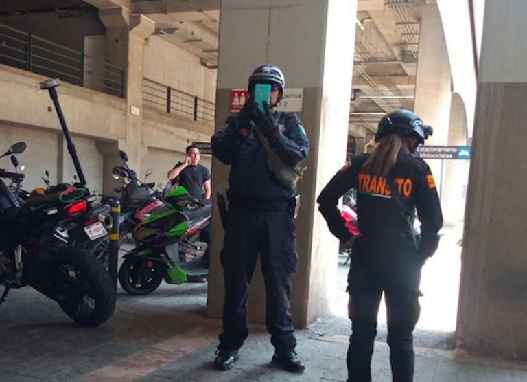 Polis de Coacalco ingresan a centro comercial para infraccionar motos y llevárselas al corralón