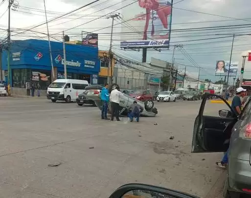 Taxi volcado sobre la vialidad López Portillo