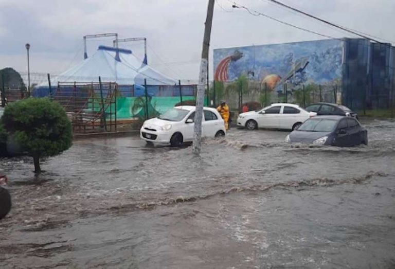 Tras la fuerte lluvia quedan inundadas calles de Coacalco