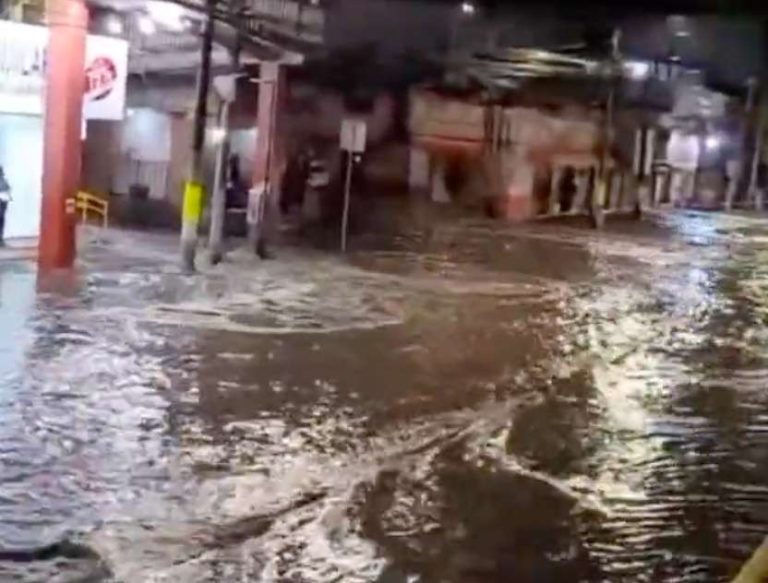Vialidad José López Portillo inundada en estos momentos