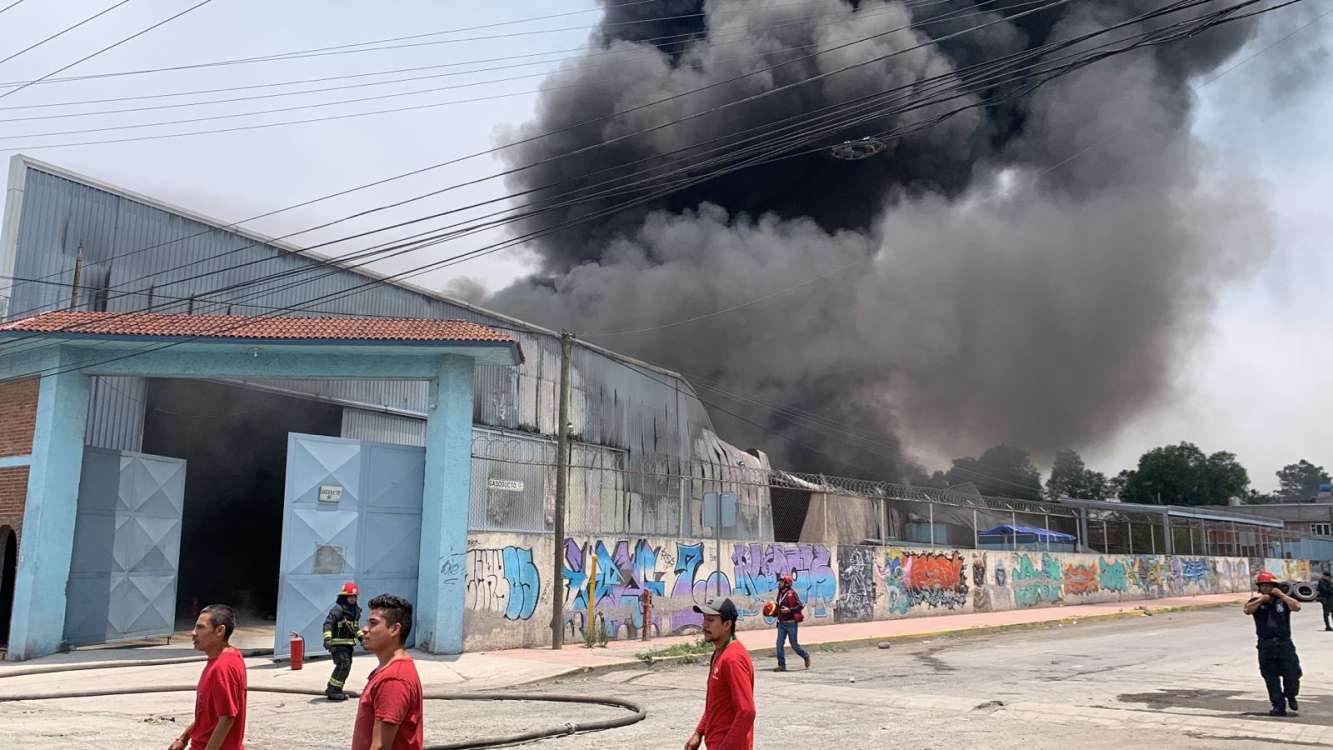 Voraz incendio devasta fábrica de pinturas en Ecatepec 2