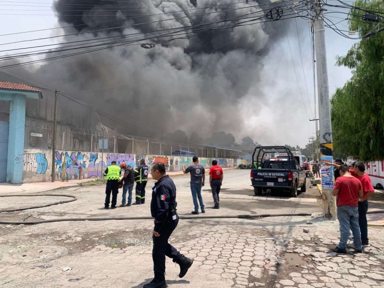 Voraz incendio devasta fábrica de pinturas en Ecatepec