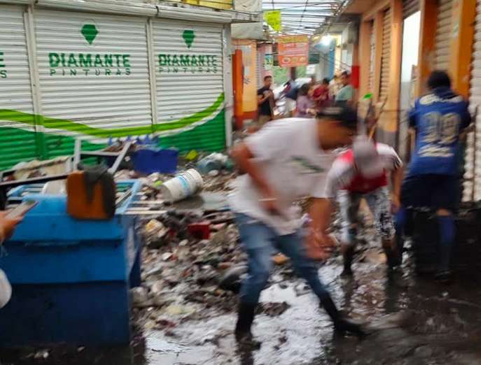 Esbordamiento de agua en Naucalpan Casas y mercado bajo el agua tras intensa lluvia