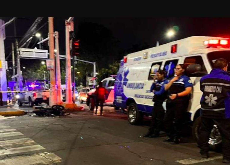 Ambulancia atropella y mata a motociclista en Neza