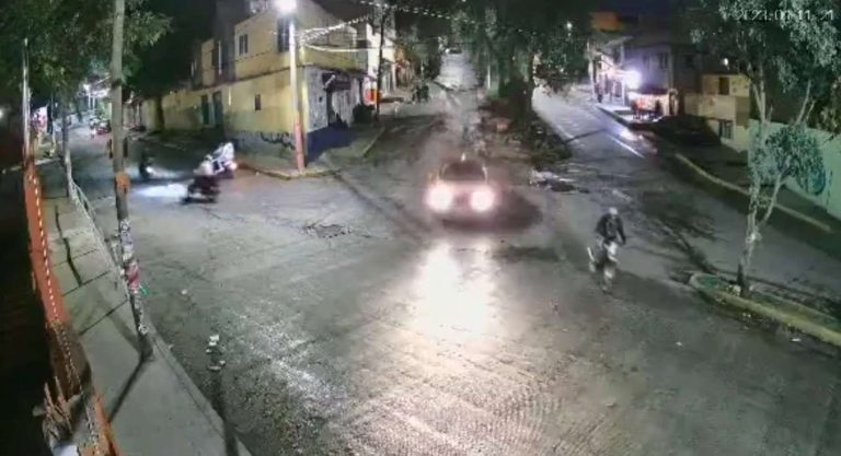 Automóvil pierde el control y se impacta contra escuela en Naucalpan
