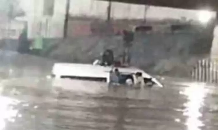 Autos son arrastrados por desbordamientos e inundaciones en Naucalpan