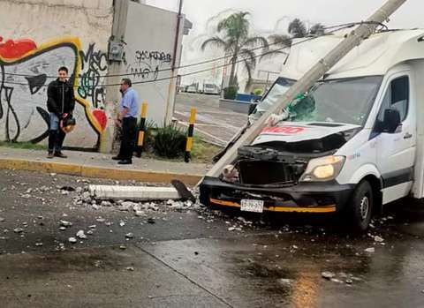 Camioneta de la empresa Bimbo se estrella contra un poste en López Portillo 1