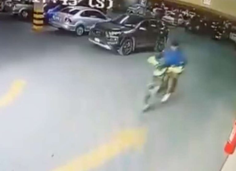 Captan robo de moto en estacionamiento de agencia Toyota en Coacalco