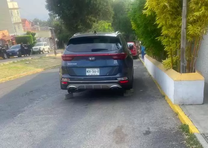 Colegio de Coacalco afectado por acto vandálico, Camioneta sin llantas 1