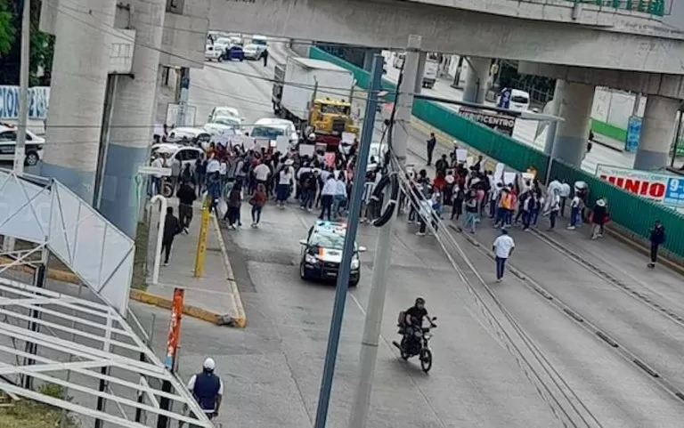 Inicia bloqueo de maestros en vialidad López Portillo