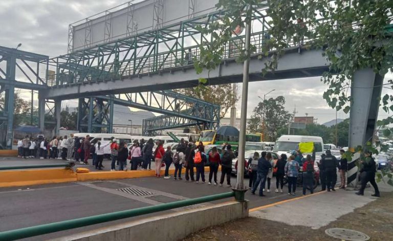 Maestros bloquean carriles laterales de periférico a la altura del ayuntamiento de Naucalpan