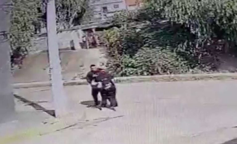 Moto rateros a plena luz del día se aprovechan para robar a una joven en Naucalpan